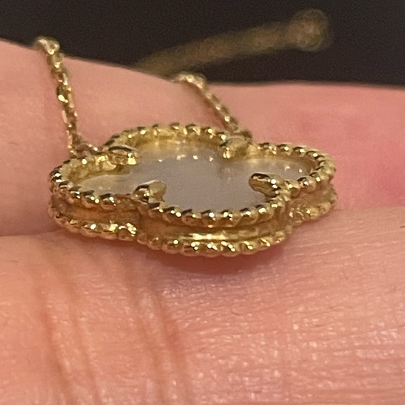 18k mother of pearl clover flower necklace - Picture 4 of 9